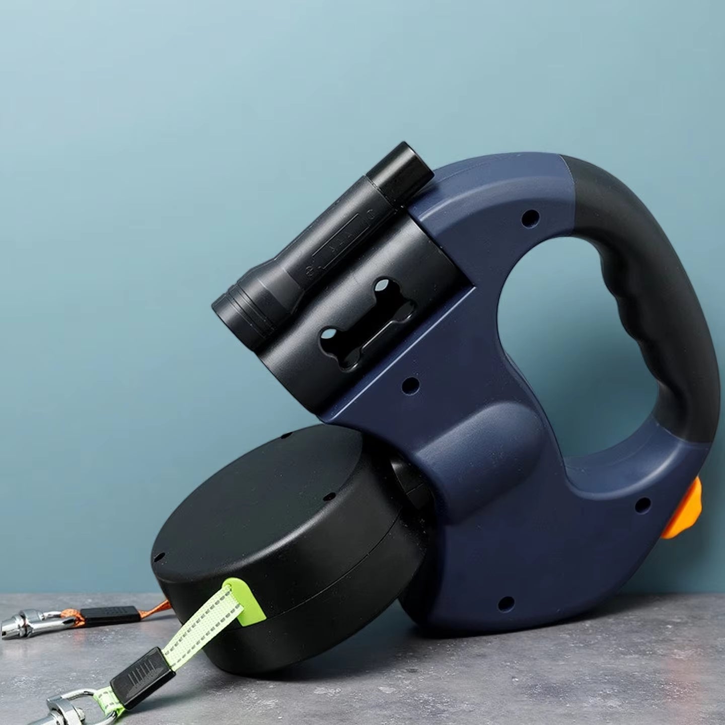 Dual Retractable Dog Leash – LED Light & No-Tangle Design